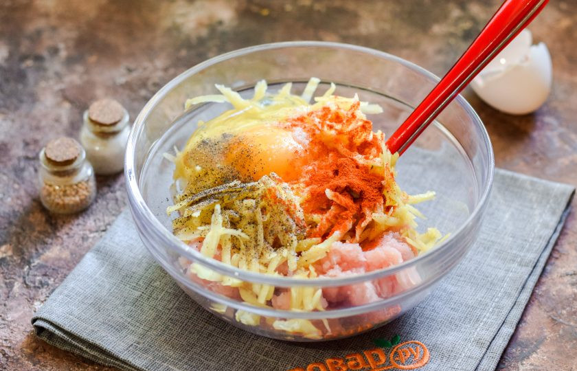 1. Этап. Котлеты из индейки с картошкой: Всыпьте в фарш соль, перец, паприку.