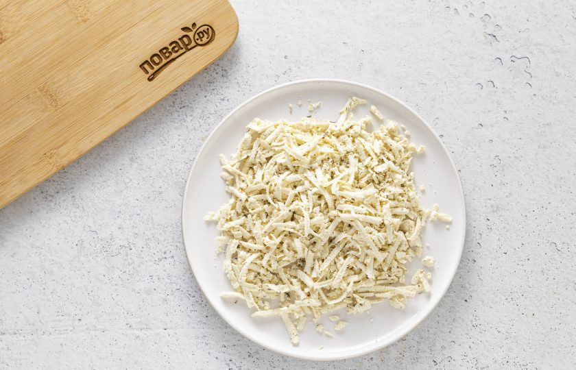 1. Этап. Лепешки с кинзой: Сыр натрите на крупной терке.