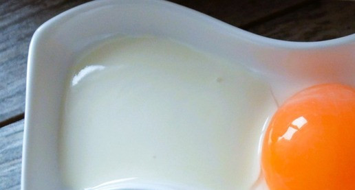 1. Этап. Маковые булочки под шоколадом: Смешать желток и 1 ст. л. тёплой ряженки.