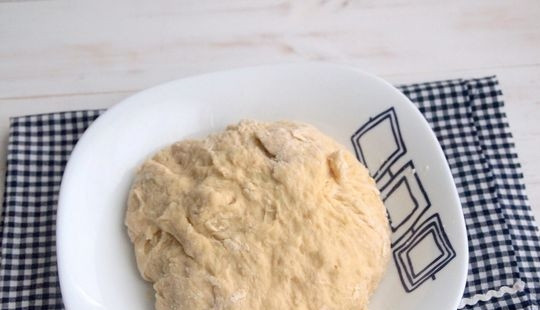 1. Этап. Оригинальные булочки: Замешайте тесто. Оставьте его подходить на 35 минут.