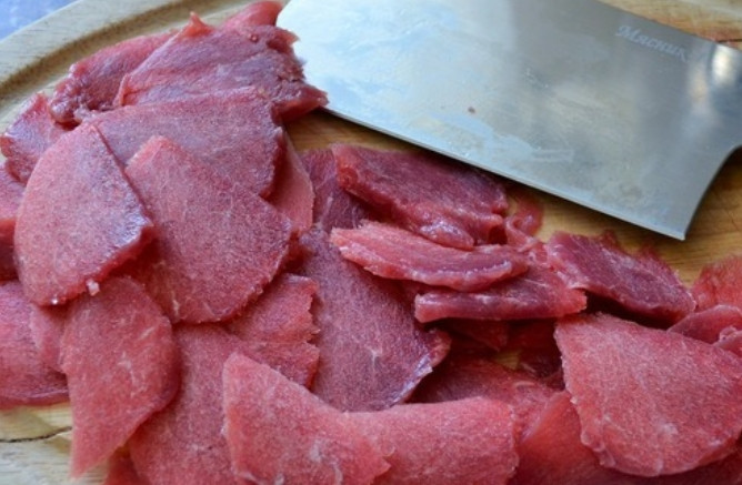 1. Этап. Говядина Сябу-сябу: Слегка замороженную говядину нарезаем очень тонкими ломтиками. Лучше воспользуйтесь острым ножом.