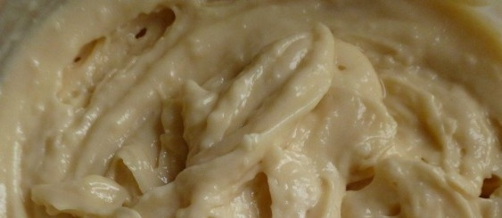 1. Этап. Эклеры по Дюкану: 2. Добавим теперь к тесту взбитые яйца и воду, перемешаем тщательно. чтобы получилось примерно такое вот тесто.