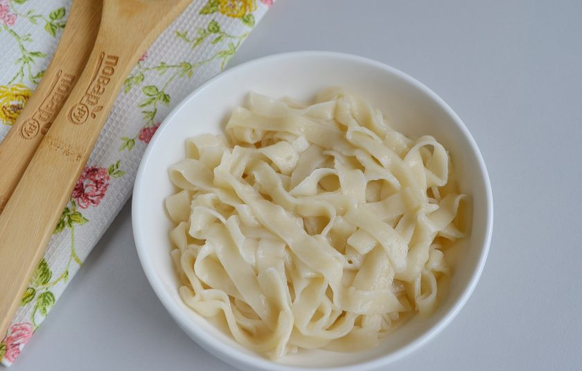 1. Этап. Шима блюдо: Когда все составляющие готовы, собираем шиму. В глубокие тарелки положите лапшу (ее можно дополнительно смазать сливочным маслом).