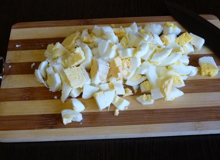 1. Этап. Салат из морепродуктов Для любимого: порезать, на две половинки помидоры черри, порезать кубиками яйца