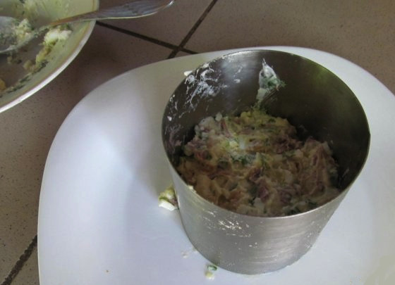 1. Этап. Салат мясной со свининой: Возмите кольцо для формирования салатов. Его можно вырезать из пластиковой буьылки или консервной банки. Выложите салат на тарелку при помощи кольца. Постарайтесь слегка утрамбовать салат, чтобы он держал форму.