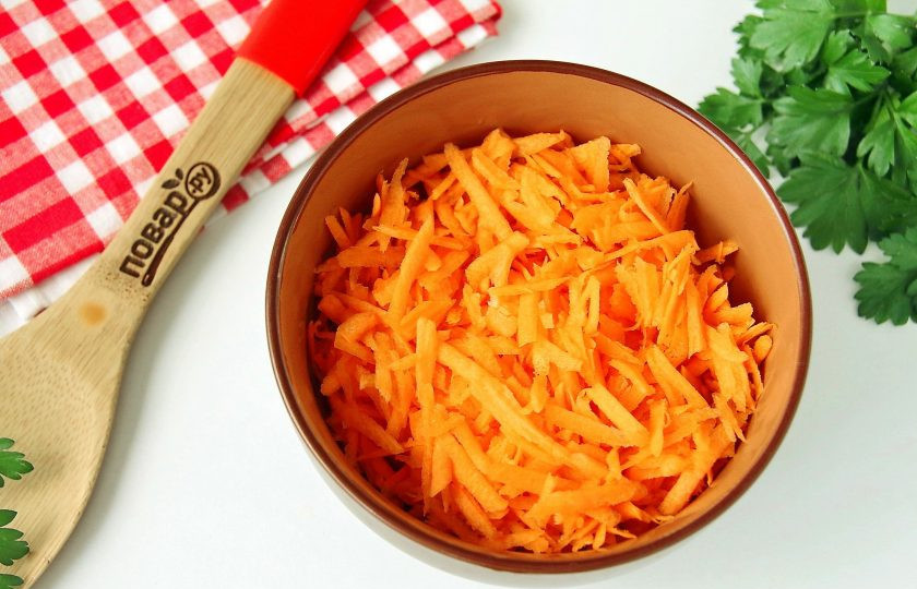 1. Этап. Салат Бакат: Морковь натрите на терке.