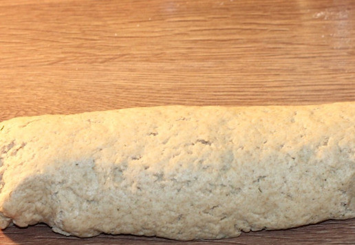 1. Этап. Домашний Курляндский хлеб: 10. Раскатываем тесто в прямоугольник и скатываем. Кладем заготовку в форму для выпечки (10*25 см), закрываем полотенцем и даем время тесту еще подняться в течение 50 мин, сверху можно немного смочить водой.