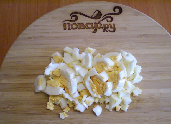 1. Этап. Куриные сердечки с помидорами: 3. Яйца порубите острым ножом на кубики.