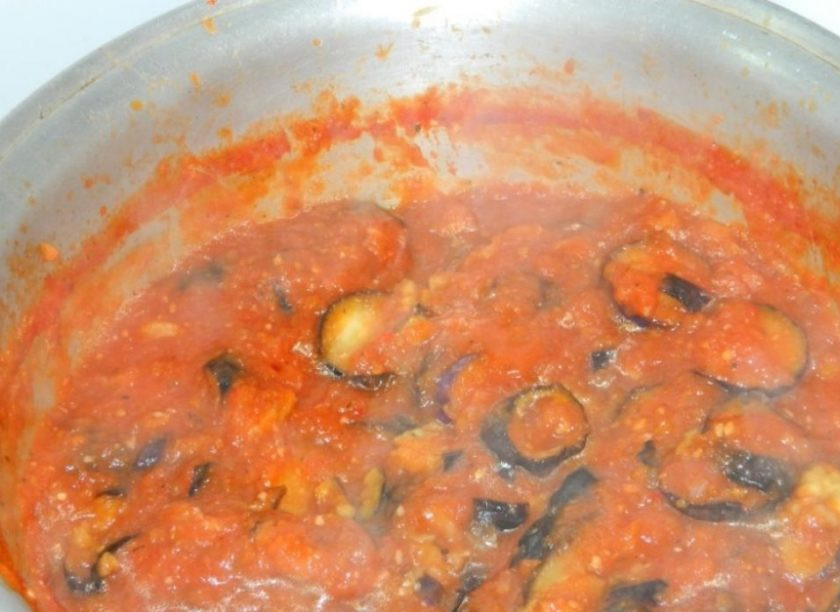 1. Этап. Баклажаны в томатах на зиму: В соус добавьте все специи. Выложите обжаренные баклажаны. Готовьте еще минут 20. За 5 минут до окончания варки влейте уксус.