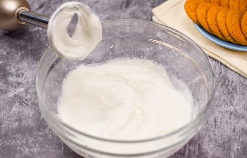 1. Этап. Вишневый десерт: При помощи погружного блендера соедините творог, сметану и сахар. Масса должна получиться кремовой консистенции, без крупинок.