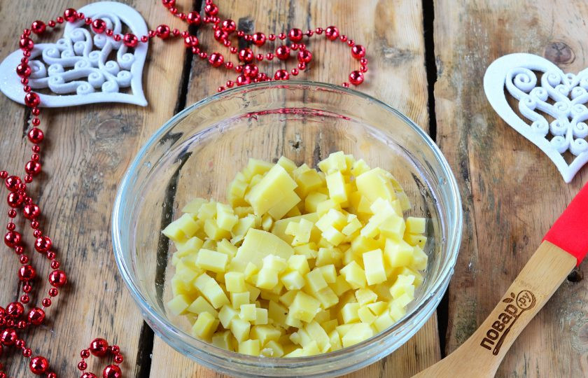 1. Этап. Новогодний салат в Год Собаки: Картофель порежьте на кубики.