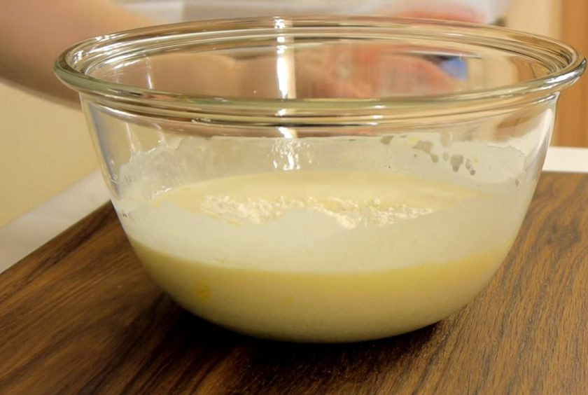 1. Этап. Торт Шарлотта: 1. Для бисквитного рулета яйца комнатной температуры взбейте в пышную массу в течение 5 минут с сахаром и ванильным сахаром. Аккуратно в несколько приемов смешайте с просеянной мукой.