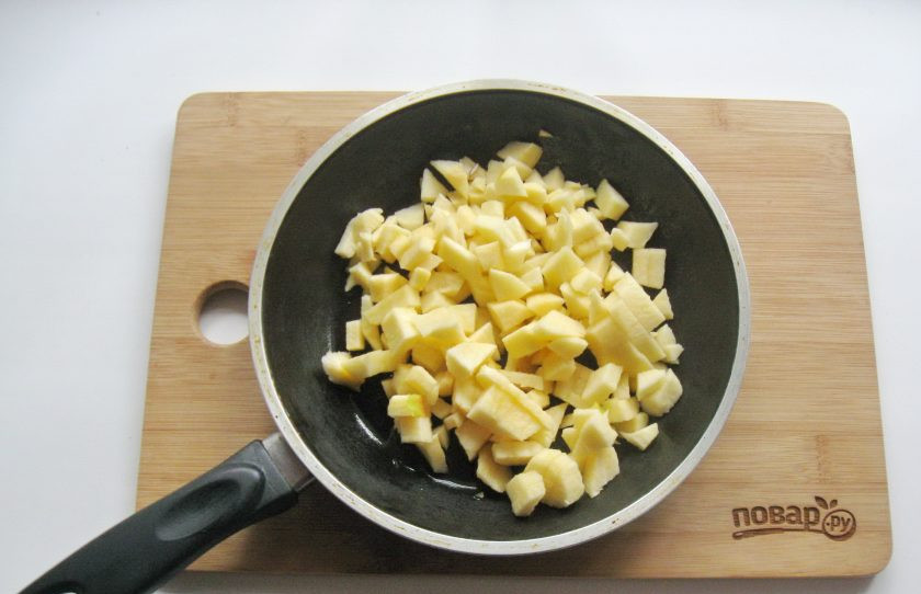 1. Этап. Фруктовые пирожки: 2. Яблоки помойте, очистите и нарежьте небольшими кубиками. Выложите в сковороду.