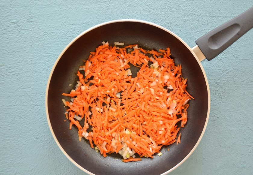 1. Этап. Борщ с чечевицей: На сковороде в небольшом количестве масла обжарьте лук и морковь до золотистого цвета.