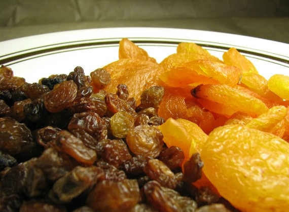 1. Этап. Настойка на сухофруктах: Когда есть основа, то и за настойкой дело не станет! Для этого возьмем сухофруктов примерно 300 грамм на 2 литра, хотя порция может быть меньше и больше - на ваше усмотрение. Если хотите, чтобы настойка была с большим 