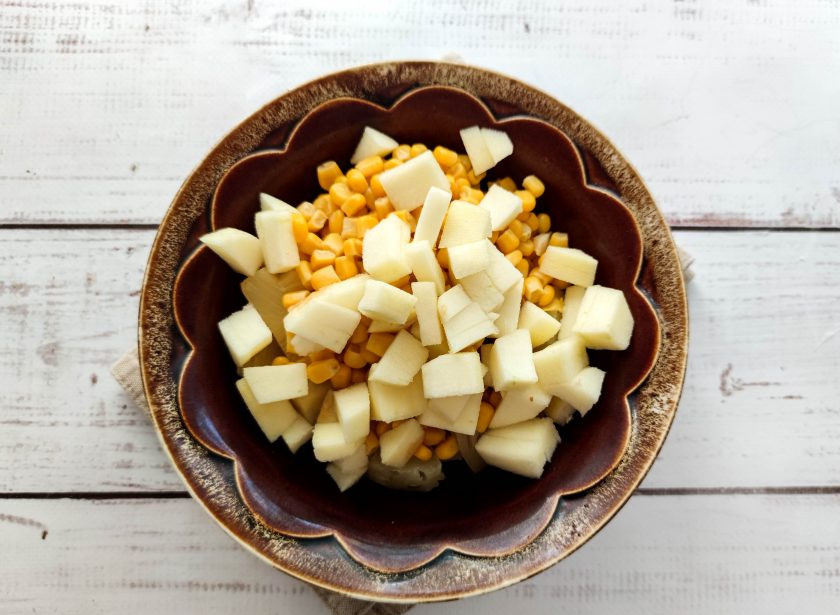 1. Этап. Салат Тайсон: Яблоко очистите от шкурки, удалите сердцевину, нарежьте небольшими кусочками и добавьте к остальным ингредиентам.