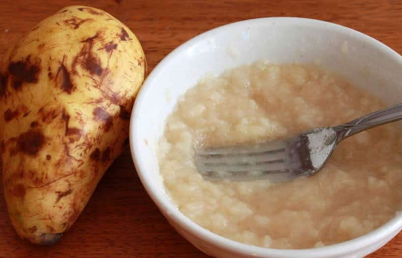 1. Этап. Пирог с грушами и орехами: 4. Помойте груши, чем спелее они будут, тем лучше. Очистите одну грушу от кожицы и сердцевины, разомните ее в пюре.