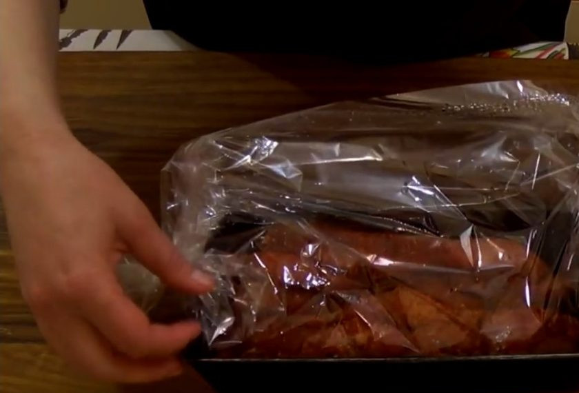 1. Этап. Мясо Мраморное: 2. Переместите мясо в рукав для выпекания, который должен быть в два раза длиннее формы для выпечки. Аккуратно сложите полоски мяса друг на друга и закройте рукав.