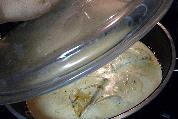 1. Этап. Свинина со сметаной: 6. В зависимости от размера кусочков мяса, тушить мясо от 40 до 60 минут. Перед подачей на стол свинину можно достать со сковороды, а соус уварить немного до загустения (можно добавить немного муки).