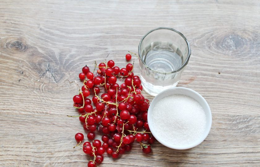 1. Этап. Наливка из красной смородины: Подготовьте все необходимые ингредиенты для приготовления наливки из красной смородины.