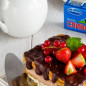 Супер-шоколадный торт без выпечки Продукты Разотрите творог с маслом и сахаром. Поделите массу пополам: в одну часть добавьте 2 ст. л. какао, в другую — изюм. На фольге разложите в пласт печенье, каждое предварительно смочив в молоке — это будет нижний «корж» нашего торта. На него равномерно распределите творог с изюмом. На творог положите еще один пласт печенья и покройте его творогом с какао. Сверху положите еще один пласт печенья. Приготовьте глазурь: плитку шоколада поломайте и растопите на водяной бане или в микроволновке с небольшим количеством молока. Полейте горячей глазурью торт и поставьте его охлаждаться на два часа, после чего подавайте, разрезав на части и украсив ягодами.