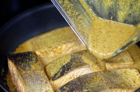 1. Этап. Cоус для лосося: 5. Полейте обжаренную или запеченную рыбку соусом.