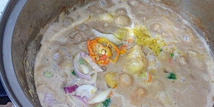 1. Этап. Необычная каша из тыквы: 5. Добавьте в кастрюлю чили, лук, соль, чеснок, куриные кубики.