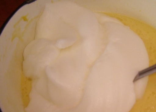 1. Этап. Нежные блинчики: 4. Отдельно взбивайте белки в течение нескольких минут до пиковой мягкости. Предельно аккуратно введите белки в тесто, сопровождая движениями снизу вверх.