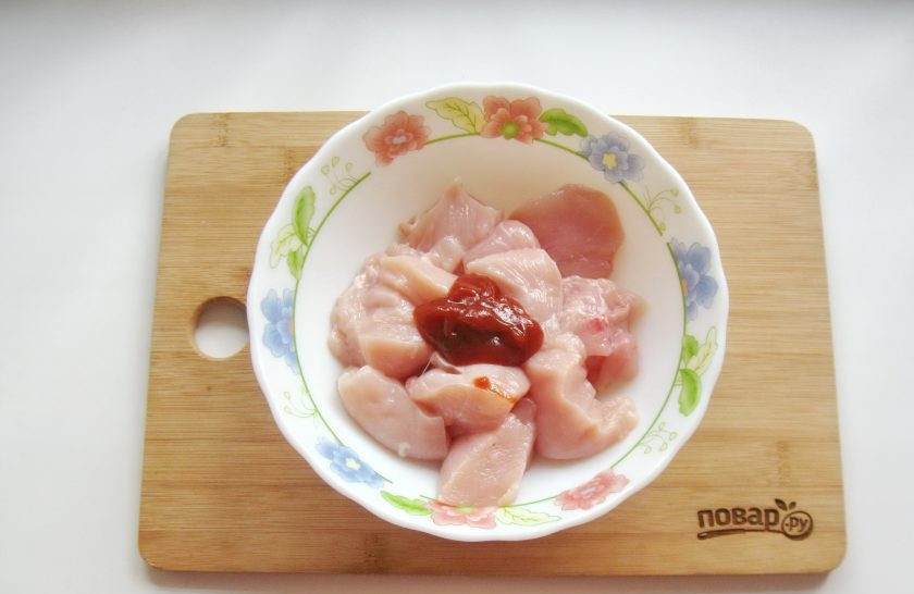 1. Этап. Шашлык из курицы в банке: Добавьте в миску с курицей кетчуп.