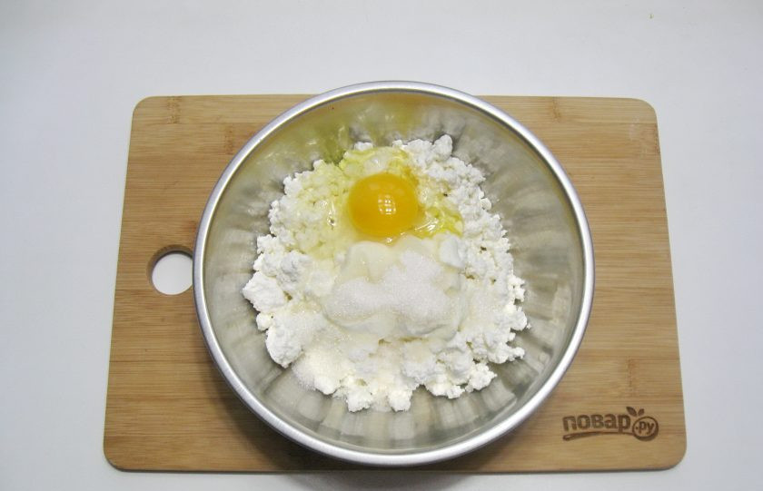 1. Этап. Творожная запеканка с яблоками и манкой: Разбейте в миску яйцо.