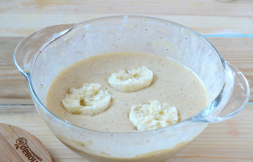 1. Этап. Пакоры: Обмакните каждый кусочек банана в кляр.