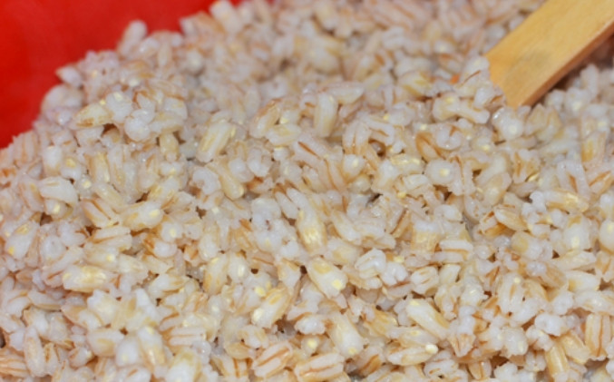 1. Этап. Перловка с вешенками: Предварительно замочите перловую крупу в воде, можно это сделать с вечера. Утром промойте и отварите крупу в подсоленной кипящей воде до готовности.