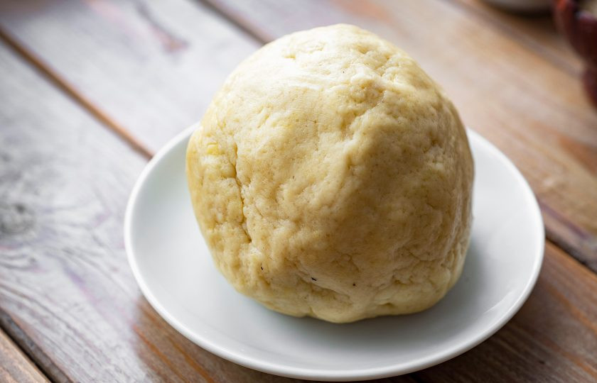 1. Этап. Тыквенный пирог Гарри Поттера: Замесите руками очень мягкое, эластичное тесто, которое не прилипает к пальцам. Тесто округлите в шар, оберните пищевым полиэтиленом и отправьте на полку холодильника на 30 минут.