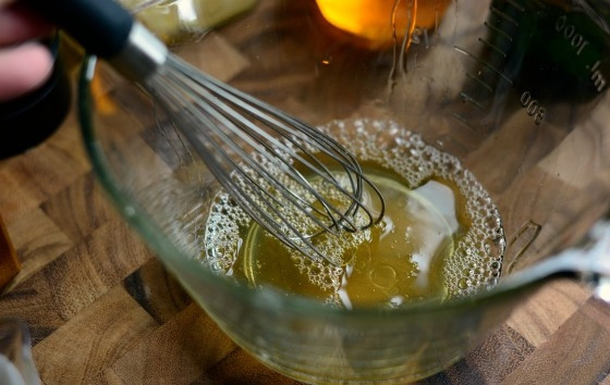 1. Этап. Салат из капусты с орехами: 1. Сначала сделайте заправку. Взбейте уксус с мёдом.