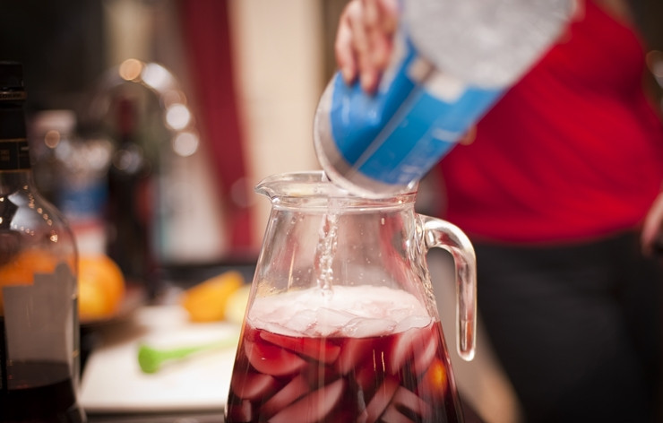 1. Этап. Сангрия: В самом конце добавляем содовую (так же, Вы можете использовать Sprite вместо содовой). Пробуем и регулируем по вкусу коньяком и сиропом.