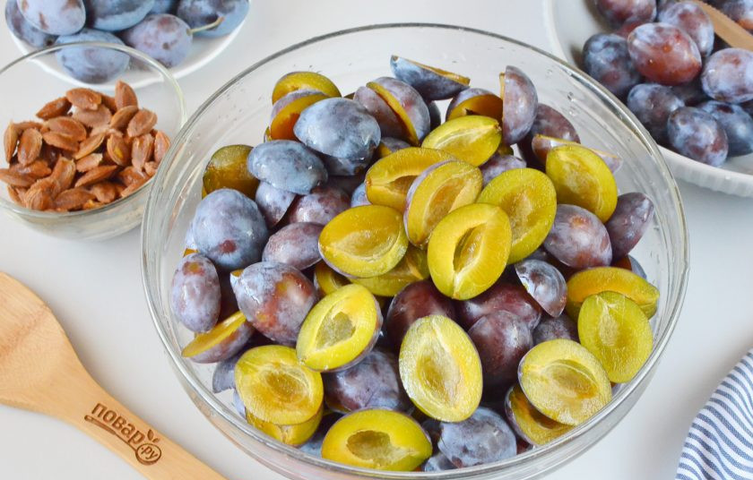 1. Этап. Варенье из сливы без косточек: Сливы тщательно вымойте, порежьте половинками и удалите косточки.