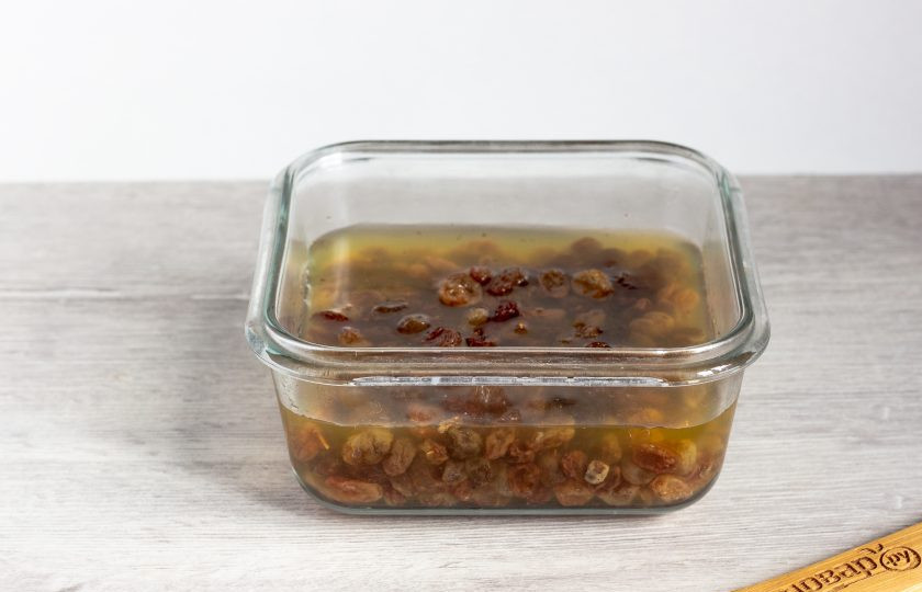 1. Этап. Простая пасха: Изюм тщательно помойте и залейте апельсиновым соком на 1 час.