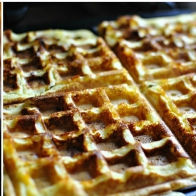 1. Этап. Вафли с беконом: Накрываем вафельницу крышкой и готовим вафли до готовности (3-5 минут).