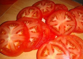 1. Этап. Баклажаны с помидорами и сыром: Моем и режем помидоры.