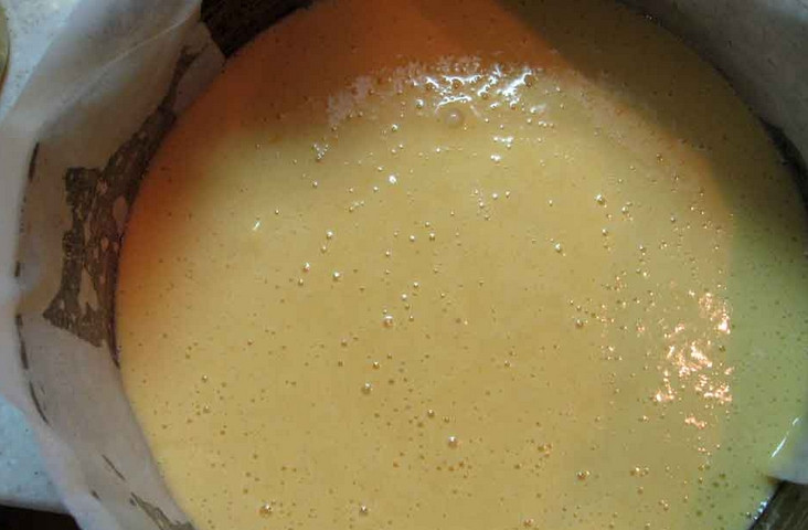 1. Этап. Пышный бисквит: Смешиваем белки с желтками (добавляя белки небольшими порциями). Когда ингредиенты будут смешаны, засыпаем просеянную муку. Здесь перемешиваем ложкой (сверху вниз). Предварительно разогрейте духовку. Перелейте тесто в разъемную форму для запекания. Выпекайте бисквит 35-40 минут, температура — 180 градусов. Затем остудите.