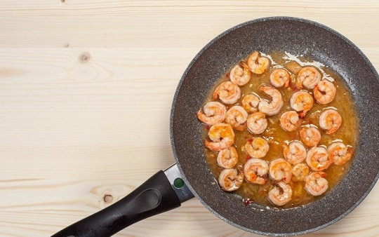 1. Этап. Лапша вок с креветками: 5. Выложите креветки на разогретую сковороду, на сильном обжарьте буквально минуту. После добавьте примерно половину соуса и жарьте еще минутку.