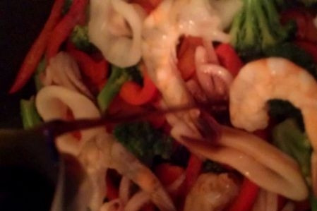 1. Этап. Соба с морепродуктами: Смешаем кунжутное масло, соевый соус и рисовый уксус. Добавляем получившийся соус на сковороду, перемешиваем и готовим 2-3 минутки.