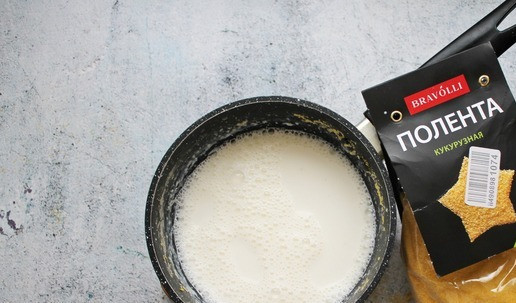 1. Этап. Тыквенная полента: Мешая поленту, влейте сливки и варите до готовности и желаемой густоты.