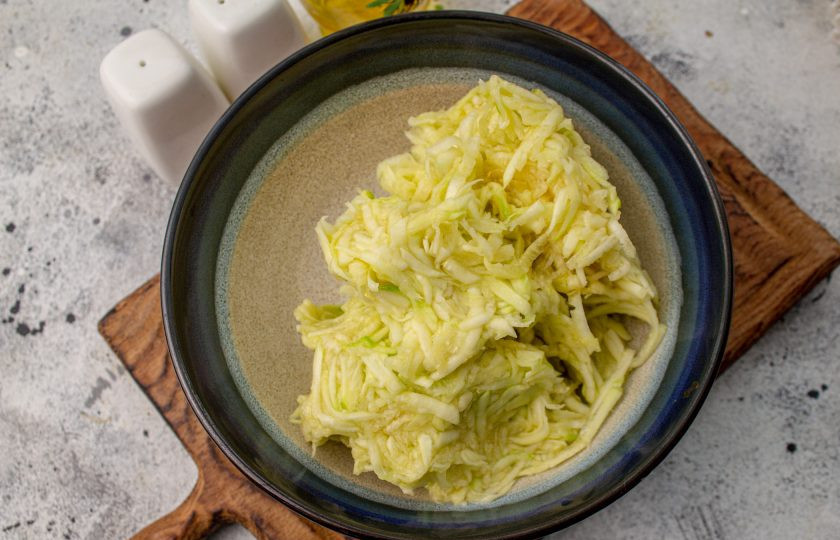 1. Этап. Суфле из кабачков в мультиварке: Кабачки к этому времени достаточно пустили сок, отожмите их хорошо.