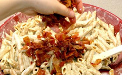 1. Этап. Паста с беконом и Пармезаном: 4. Слить воду с макаронных изделий, зарезервировав 1/2 стакана горячей воды, и вернуть макароны в кастрюлю. Сразу же добавить сливочный соус и перемешать. Смешать с нарезанным беконом и добавить небольшое количество макаронной жидкости, чтобы слегка разбавить соус. При желании посыпать дополнительным сыром Пармезан сверху и сразу же подавать.