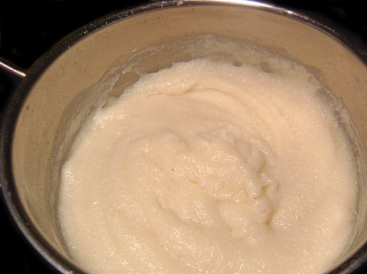 1. Этап. Биточки с киселем: 1. Рецепт приготовления биточков с киселем следует начать с каши. Для этого необходимо довести до кипения молоко, а затем тоненькой струйкой всыпать манную (или любую другую) крупу, постоянно размешивая. Добавить щепотку соли, сахар по вкусу. При желании добавить пакетик ванильного сахара. Когда каша загустела, снять с огня и хорошо остудить.