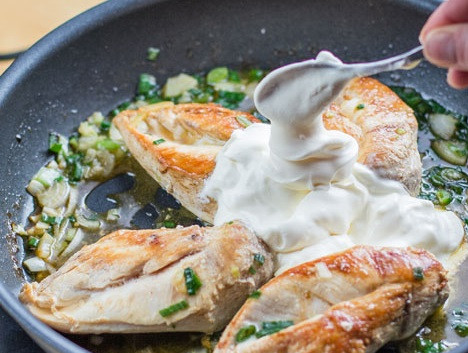 1. Этап. Курица в сметане с луком: Добавьте сметану и специи по вкусу. Хорошо всё перемешайте. Накройте крышкой и тушите на медленном огне около 5 минут. Если вы используйте куриное мясо на кости, то тушить придется минут 25-30, пока мясо не отойдет от косточки.