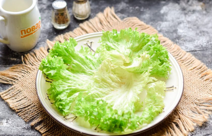 1. Этап. Салат с хурмой и свеклой: Салатные листья ополосните и просушите, выложите на тарелку.