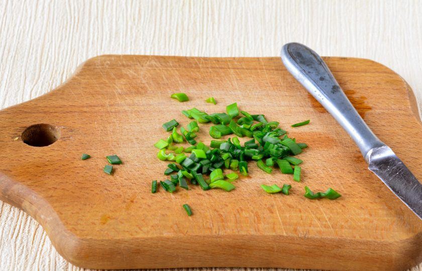 1. Этап. Салат из черемши: 3. Зеленый лук мелко порубите.