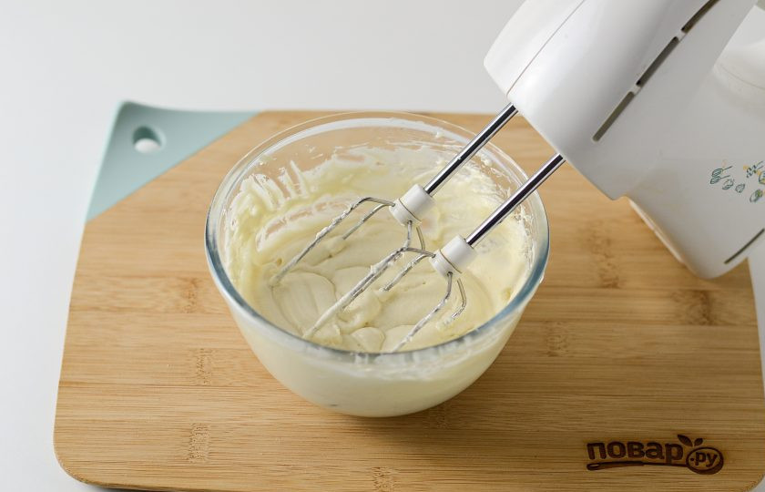 1. Этап. Вегетарианский медовик: Снова взбейте миксером до однородности.